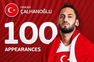 恰尔汗奥卢迎来土耳其国家队100场里程碑，总共贡献21球18助