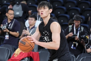 有球迷专门来看曾凡博 甚至从黄牛那买高价票 今晚让他们无比失望