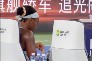 武网决赛中高芙再次拿出果盘食用，因爱吃水果被亲切称为“果王”