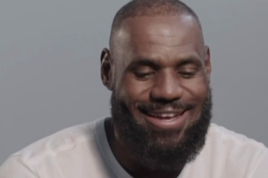 詹姆斯开球星卡花絮：开到了克莱和自己 仿佛回到了童年 这太酷了