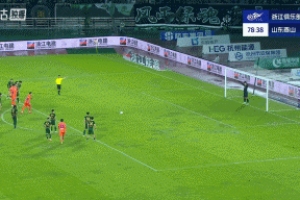 泰山2-2扳平浙江！裁判长时间看VAR后判程进犯规，克雷桑点射破门