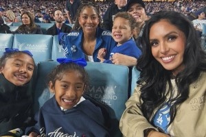 晋级世界大赛！瓦妮莎带俩娃与坎迪斯-帕克一同观看道奇队比赛