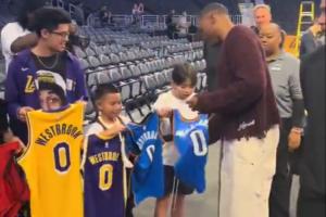 威少给小球迷的球衣签名 签了雷霆和火箭的唯独略过了湖人的