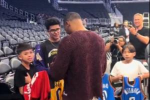 还有后续！威少虽略过湖人球衣 他摘下自己腕带签名送给了湖蜜