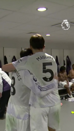 英雄凯旋！马奎尔赛后回到更衣室，队友拍头鼓掌欢迎+B费搞怪庆祝