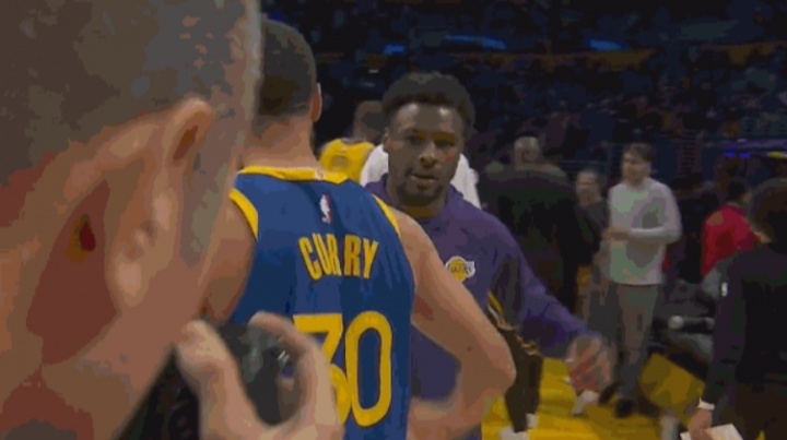 老詹提前溜了？库里赛后和小詹简单抱抱致意