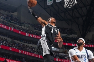 长江后浪推前浪！上一位揭幕战砍40+15的是文班今天对位的浓眉