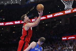 三分球又丢了！申京手感糟糕11中2&三分2中0半场仅得8分2板