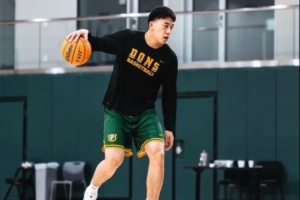 解说：王俊杰将是中国男篮锋线未来多年自主进攻最可靠的人选