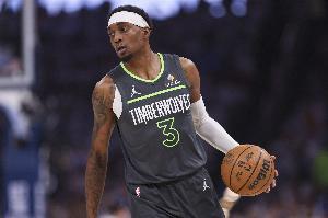 攻防都已尽力！麦克丹尼尔斯出战35分钟 16中10砍下25分4盖帽