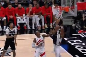 终于来了！延续纪录！文班协防大帽扇飞巴雷特挑篮 本场首个盖帽