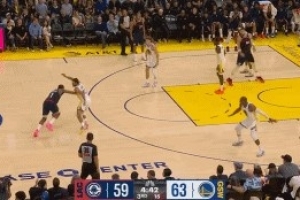 情怀对决！哈登连续运球试图突破 库里紧贴直接抢断！