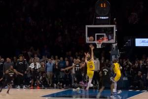 压哨绝杀！里夫斯钻人缝抛投！球进灯亮带走胜利！