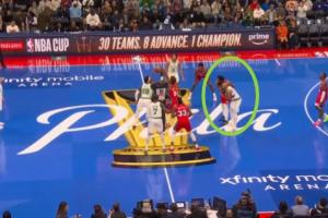 满脸问号？恩比德连球都不跳了 膝盖真有问题？