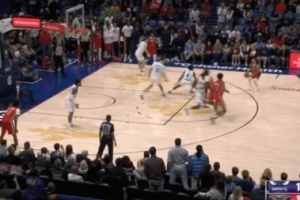 首胜要来了？阿尔瓦拉多突破急停 三分一箭穿心反超比分！