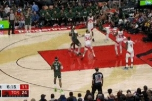 给新秀开课！字母哥背打博伊尔斯轻松双手暴扣终结