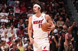 尽力局！哈克斯替补26分钟 14中9拿到21分3板2助