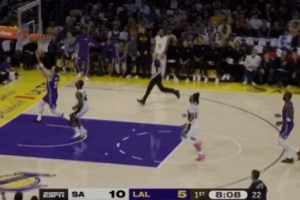 很生气！东契奇抢断上篮被犯规&裁判响哨子很晚 东契奇挥手投诉