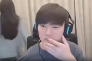 jackeylove女友55现身直播间：拿外卖偷感十足 只敢背对镜头