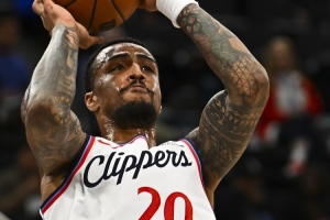 换首发试试吧！约翰·科林斯11中5得13分4板1助1断1帽 三分3中2