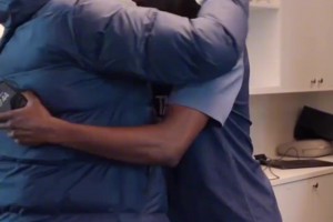 登贝莱携金球奖归队，恩里克这反应情绪价值到位