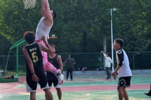 每次扣篮都要把自己身体拉成满弓形状的穆里宁。