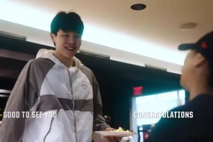 自信大方！杨瀚森抵达波特兰纪录片，与队友&工作人员用英语交流