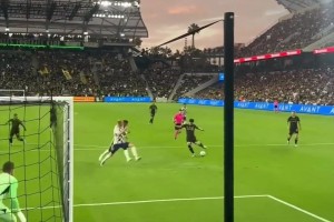 梅西太忙了！击掌也得两边照顾到