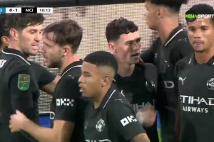 这球漂亮！福登禁区外贴地斩破门，曼城1-0领先哈德斯菲尔德！