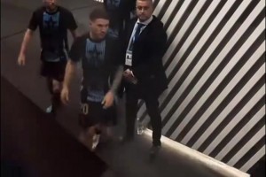 看几次都觉得震撼！阿根廷众多青年才俊列队等待梅西出场！