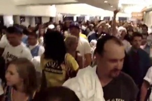 08年季后赛首轮湖人横扫掘金，掘金主场外球迷高喊MVP！