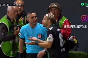 活久见！土甲球员扇了队友一耳光，结果被红牌罚下