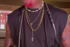 太真实了！外网网红恶搞模仿：库里打球是什么样的？