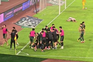 可能是蓉城丢冠的一球！浙江队球迷疯狂竖中指嘲讽蓉城球迷