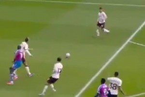 外网热议！科尔克兹最后不敢右脚解围，扭着身体送水晶宫边线球，随后被绝杀