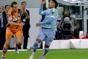 尤文多打一人！德容恩放倒麦肯尼！两黄变一红离场！