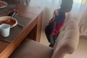 可可爱爱！亚马尔弟弟展示自学的舞蹈，把亚马尔逗笑了