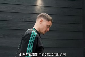 卡里乌斯老婆一身清凉装在街边遛狗，这小博美好可爱呀