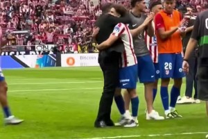 救命蜘蛛侠！马竞球员谢场时，西蒙尼跑过去首先拥抱阿尔瓦雷斯