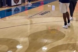 有点奇怪的组合！普尔和锡安在训练中交流技战术