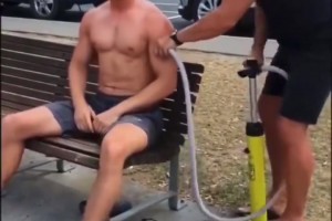 体贴的大哥哥！球童面前的“武僧”佩佩！