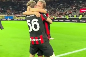 登顶榜首！十人米兰2-1那不勒斯，赛后莫德里奇与队友们拥抱庆祝