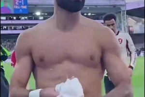 “卧底”实锤了！萨拉赫赛后大度把球衣给了水晶宫小球迷