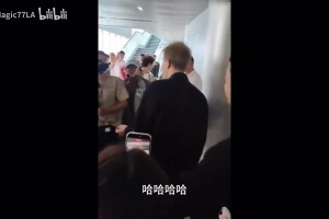 太受欢迎了！郭艾伦扫楼和球迷们开玩笑！