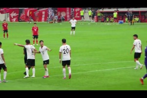 判罚引球迷不满！苏超苏州vs常州比赛中现场球迷高喊“黑哨”