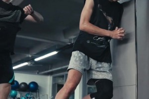 稳定恢复中！崔永熙现在已经可以扣篮了