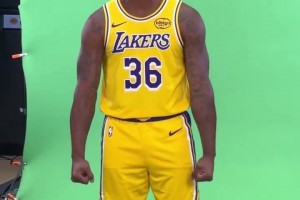 招牌的怒吼哈！新援斯玛特参加湖人媒体日定妆照拍摄~