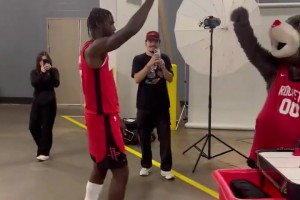 真是大活宝！伊森和火箭熊牵手来了一段舞蹈