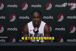 杨瀚森特别熟练地和比卢普斯打招呼，看来英语和社交能力都提升不少