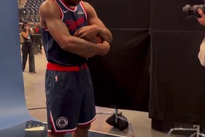 看着又壮了！莱昂纳德媒体日的定妆照！希望新赛季保持健康~